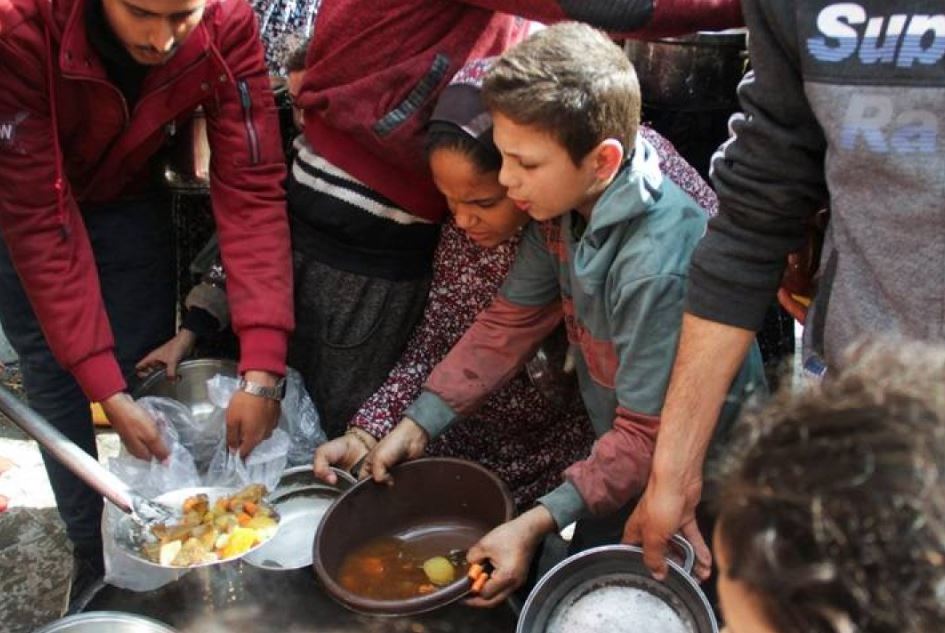 Kriza humanitare në Gaza/ Palestinezët presin me orë të tëra në radhë për pak ushqim