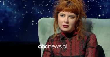 Iva Lulashi tregon si u bë piktore: Studioja për ekonomi, një ditë më kapi profesori duke vizatuar dhe…