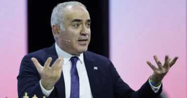 Rusia vendos Garry Kasparov në listën e “terroristëve dhe ekstremistëve”