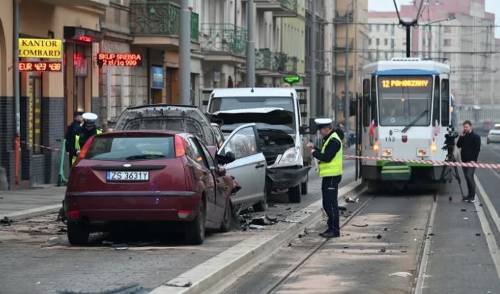 Poloni/ Makina hyn në mes të turmës, plagosen 19 persona