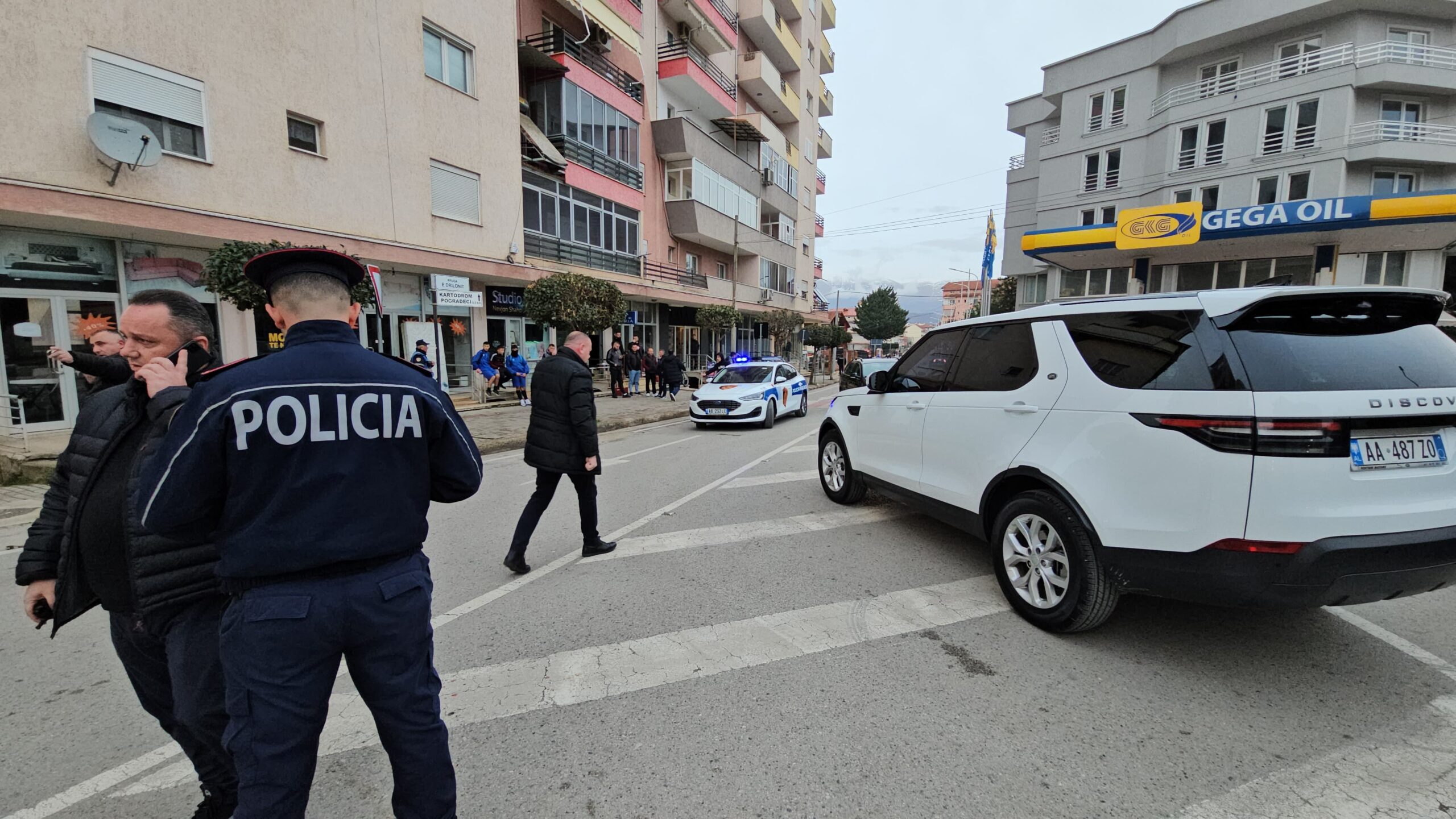 Plagosje në Pogradec/ Identifikohet autori dhe i lënduari, policia rrethon zonën