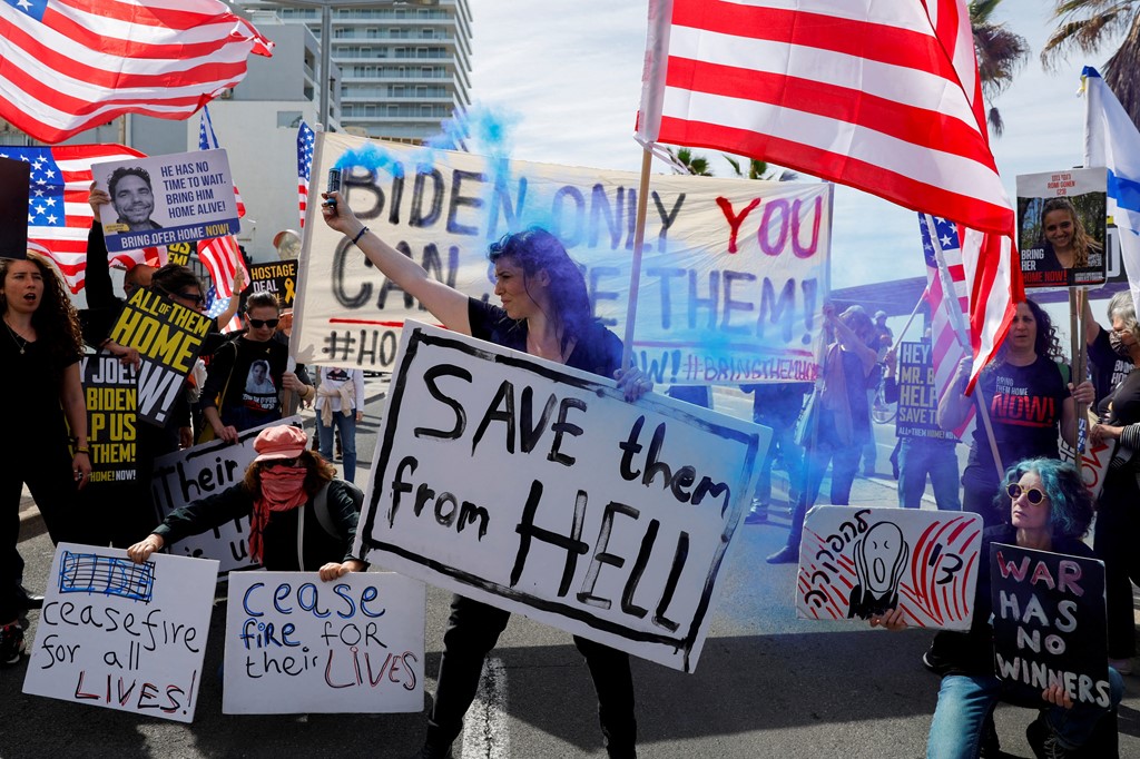 FOTO/ Protesta jashtë ambasadës amerikane në Tel Aviv, kërkohet lirimi i pengjeve