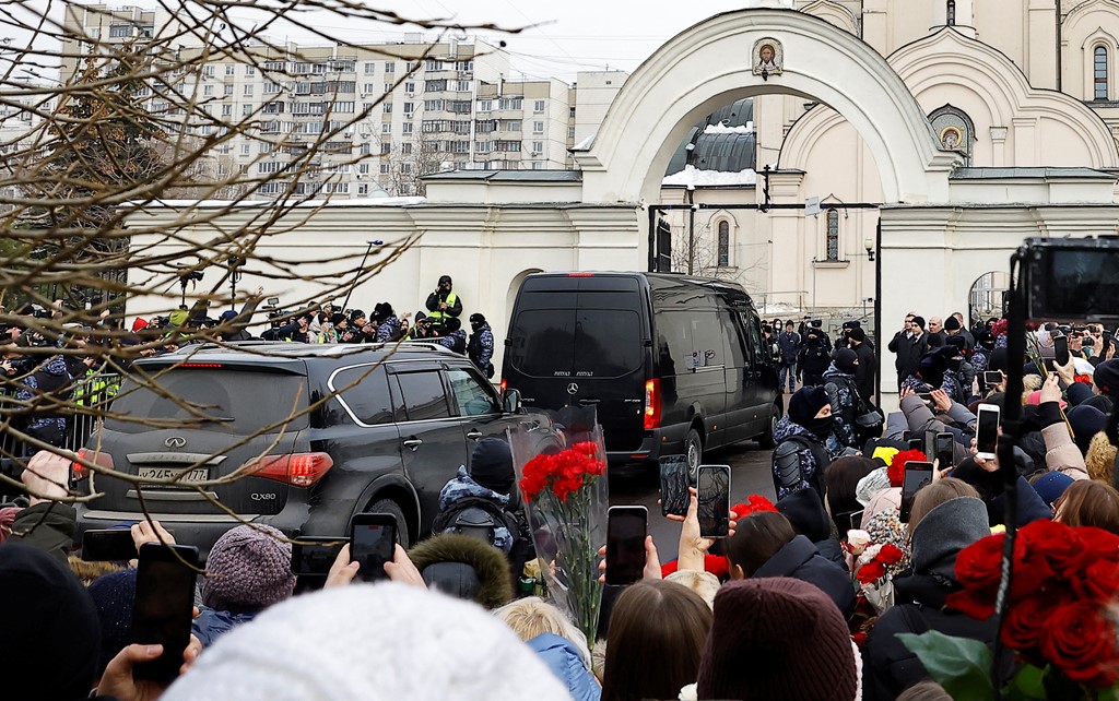 Funerali i Alexei Navalny, trupi i liderit të opozitës ruse mbërrin në kishë