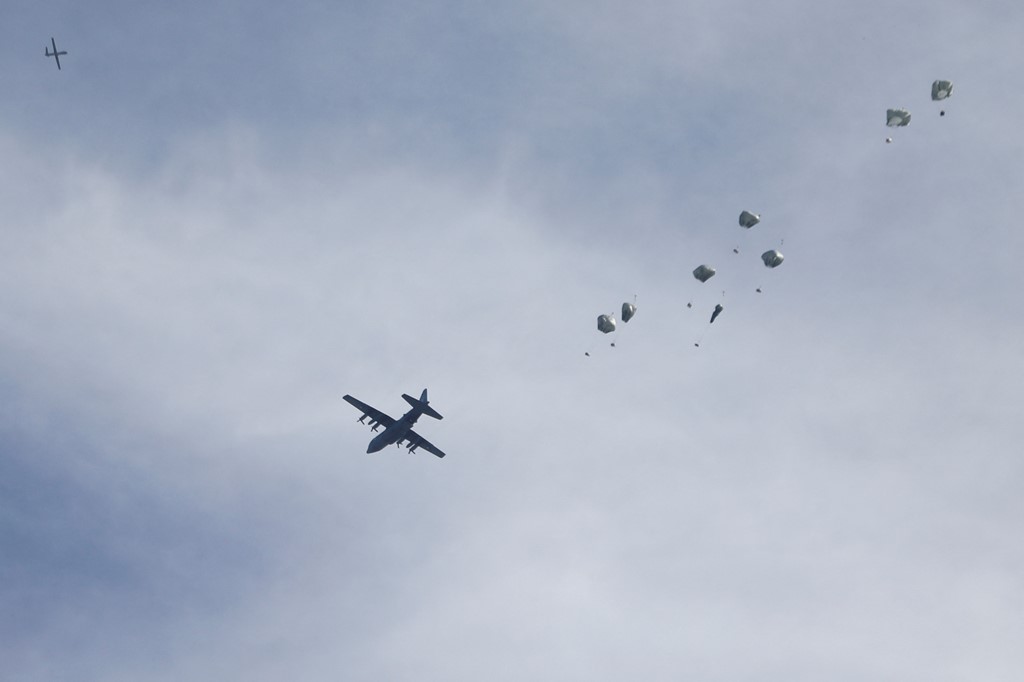 FOTO/ SHBA dërgon ndihma nga ajri në Gaza