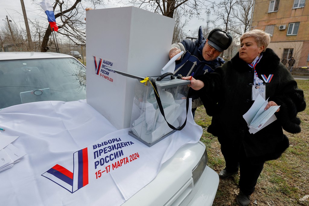 FOTO/ Hapen qendrat e votimit në rajonet e aneksuara të Ukrainës