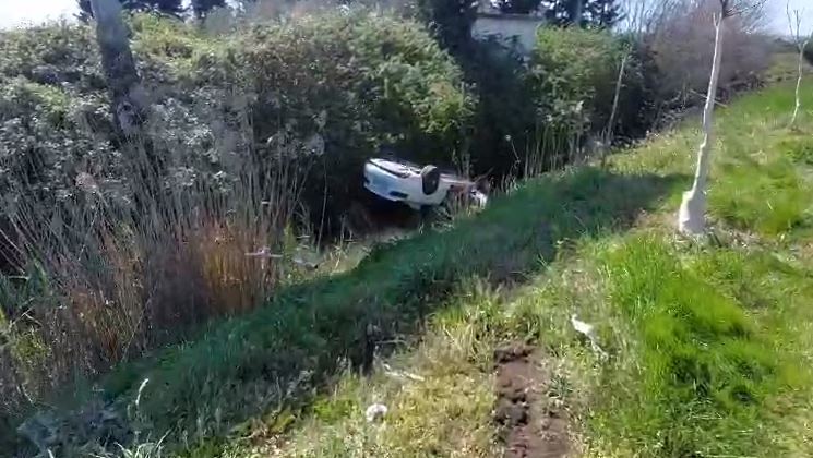 VIDEO/ Makina përfundon në një kanal me ujë në Mamurras, katër të rinj të plagosur