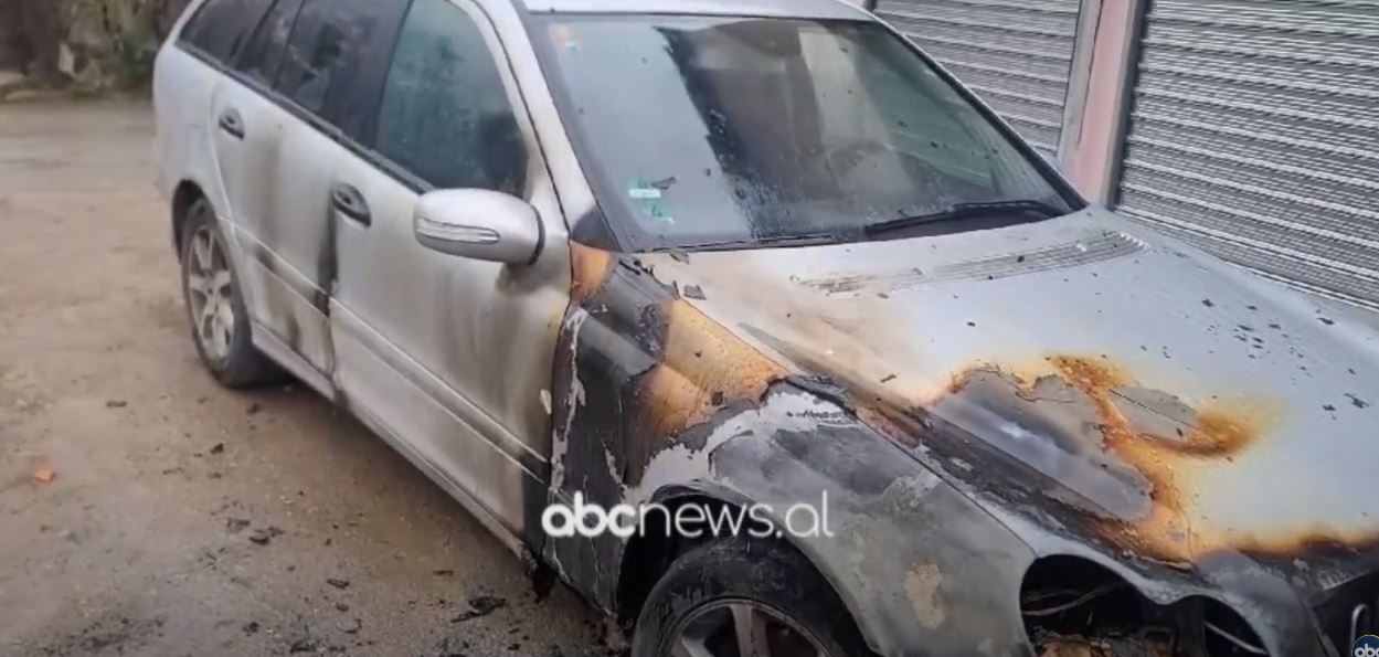 VIDEO/ Dogjën dy automjete në Korçë, momenti kur adoleshentët i vënë flakën, të rinjtë ishin konfliktuar më parë