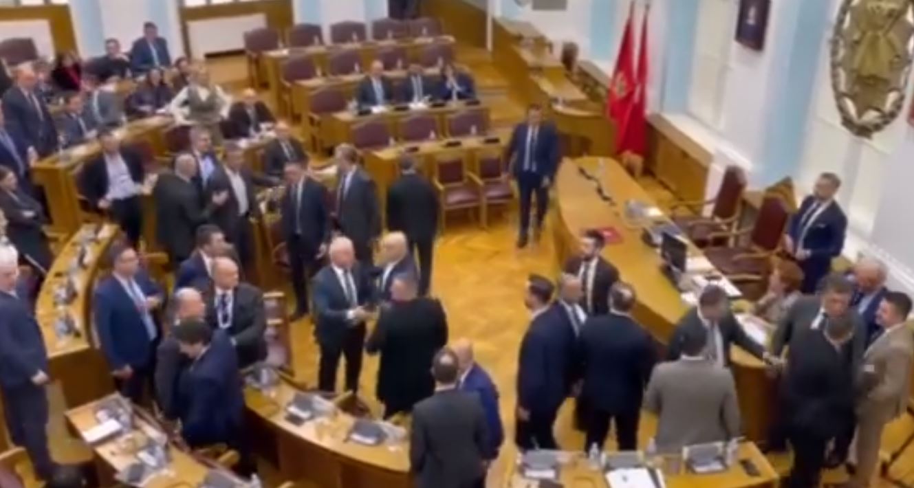 VIDEO/ Kaos në Kuvendin e Malit të Zi, përplasje mes deputetëve