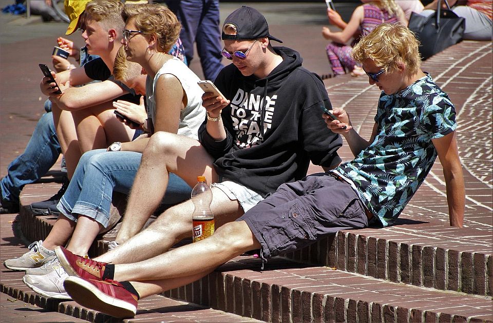 Tre të katërtat e adoleshentëve amerikanë janë të lumtur dhe në paqe kur nuk mbajnë një celular