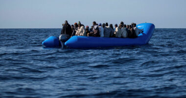Lampedusa, rreth 600 migrantë nga Afrika mbërrijnë në ishull