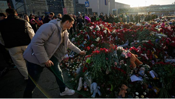 Sulmi terrorist në sallën e koncerteve në Moskë, shkon në 139 numri i të vdekurve