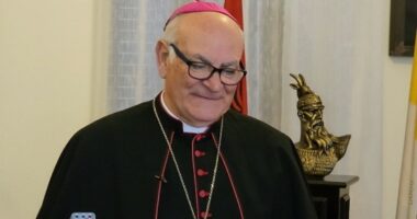 Imzot Angelo Massafra drejt largimit si arqipeshkv, Papa Françesku pranon dorëheqjen e tij