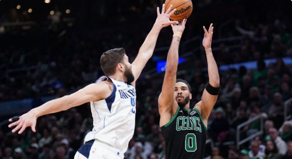 NBA/ Celtics fiton derbin e mbrëmjes ndaj Mavericks