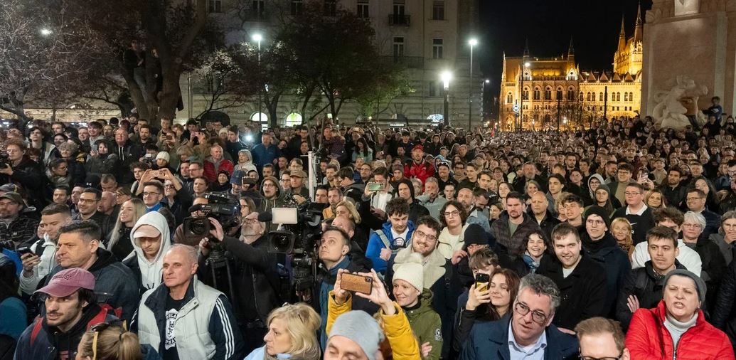 Mijëra qytetarë protestojnë kundër kryeministrit Orban