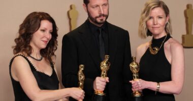 20 ditë në Mariupol, dokumentari më i mirë në “Oscar”. Regjisori preket teksa merr çmimin: Do të doja të mos e kisha bërë kurrë