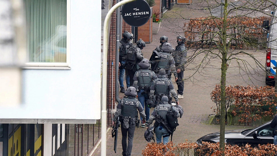 Përfundon alarmi në Holandë/ Arrestohet personi që mbante pengjet në një lokal