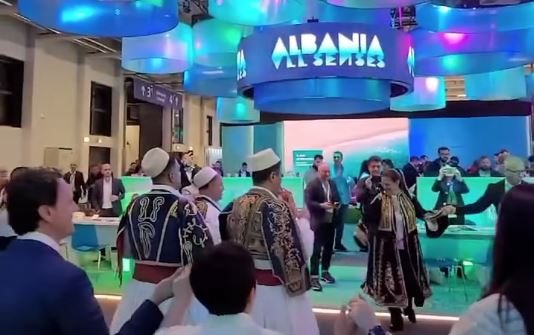 VIDEO/ Këngë e valle popullore shqiptare kërcehen në Berlin, Rama ndan pamje nga panairi i turizmit