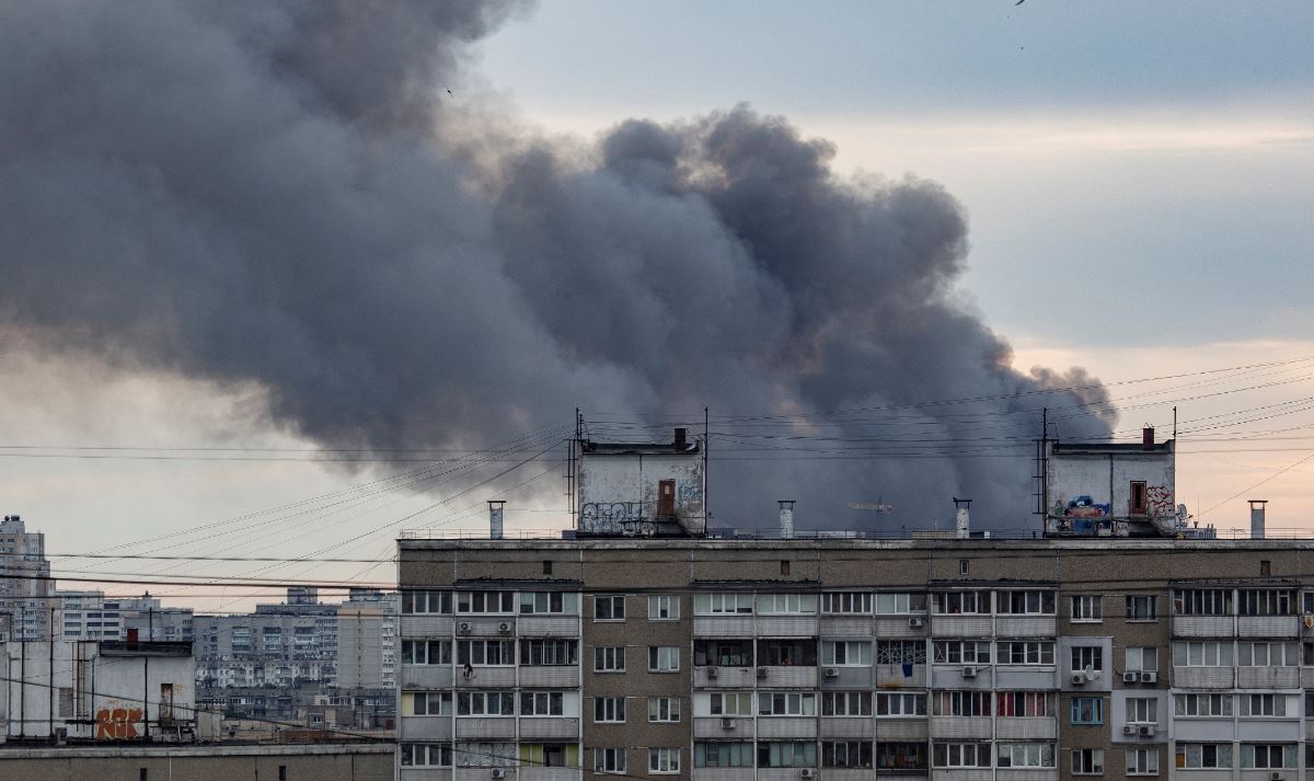 Alarm për sulm ajror, dëgjohen shpërthime në Kiev