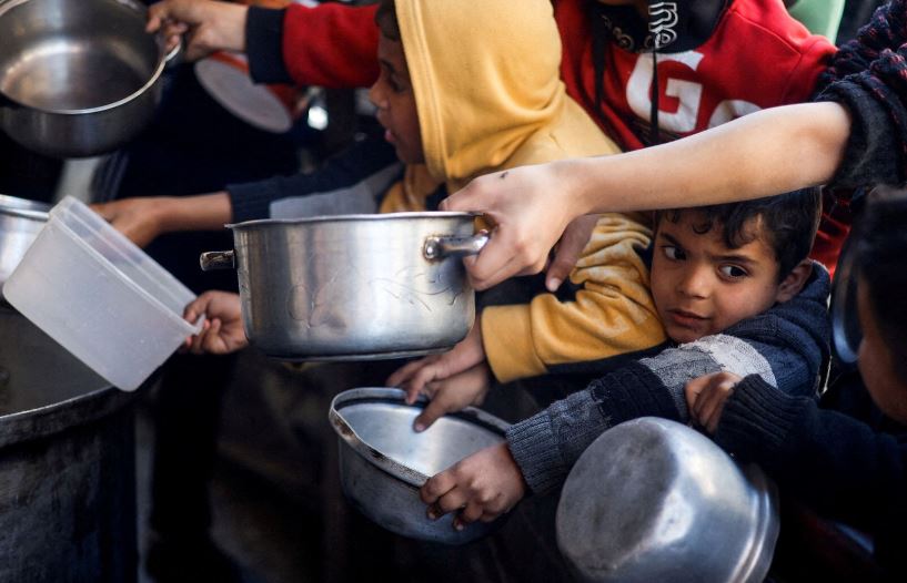 Izraeli ndalon dërgimin e ndihmave humanitare në veri të Gazës