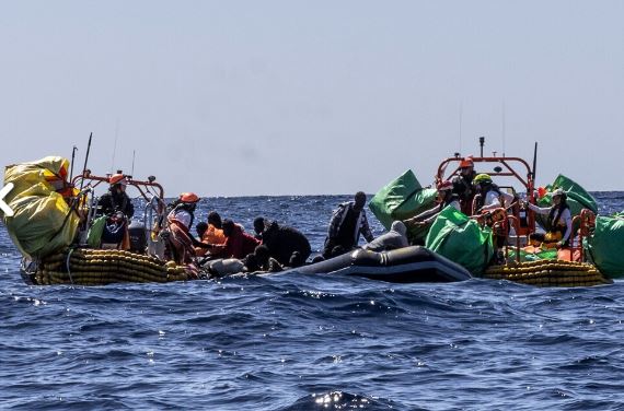 Përmbyset gomonia me emigrantë që ishte nisur drejt Italisë, 60 të vdekur, mes tyre një fëmijë