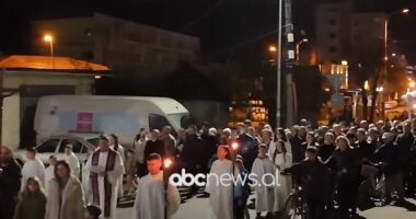 “Udha e Kryqit” në Tiranë/ Besimtarët katolikë përkujtojnë dhe nderojnë vuajtjet e Jezu Krishtit
