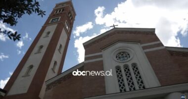 Java e pashkës katolike/ Besimtarët përgatisin vezët e kuqe, nesër ceremonia e udhës së kryqit