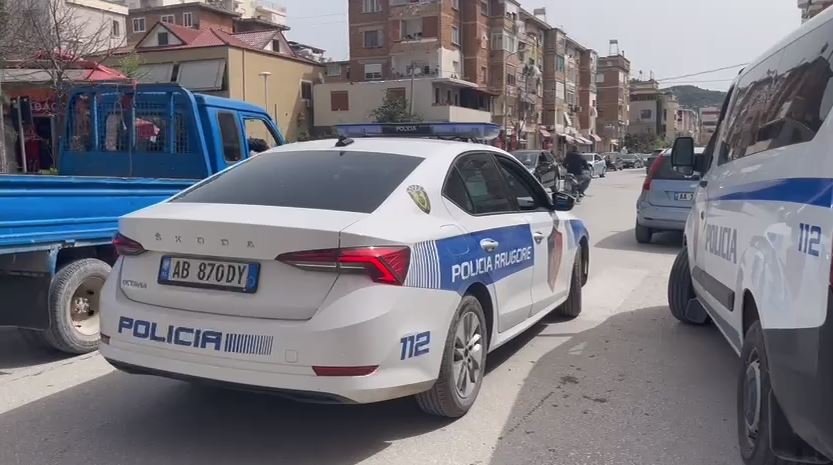 Tentoi të vidhte me forcë një biznes, shpallet në kërkim 37 vjeçari në Vlorë