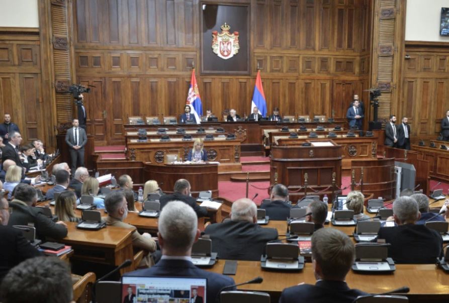 VIDEO/ Kaos në parlamentin serb, deputetët e opozitës përplasen me Gardën