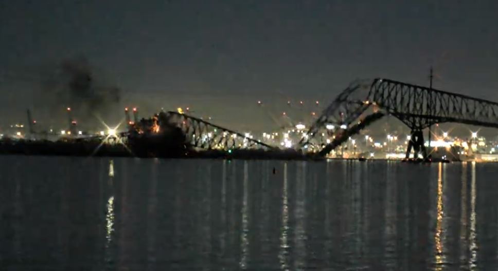 Shembet ura në Baltimore të SHBA, u godit nga një anije mallrash. Dyshohet se disa makina kanë rënë në ujë