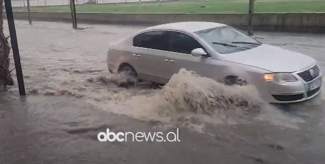 VIDEO/ Shirat e dendur përmbytin rrugët e Durrësit, vështirësi në kalimin e makinave dhe qytetarëve