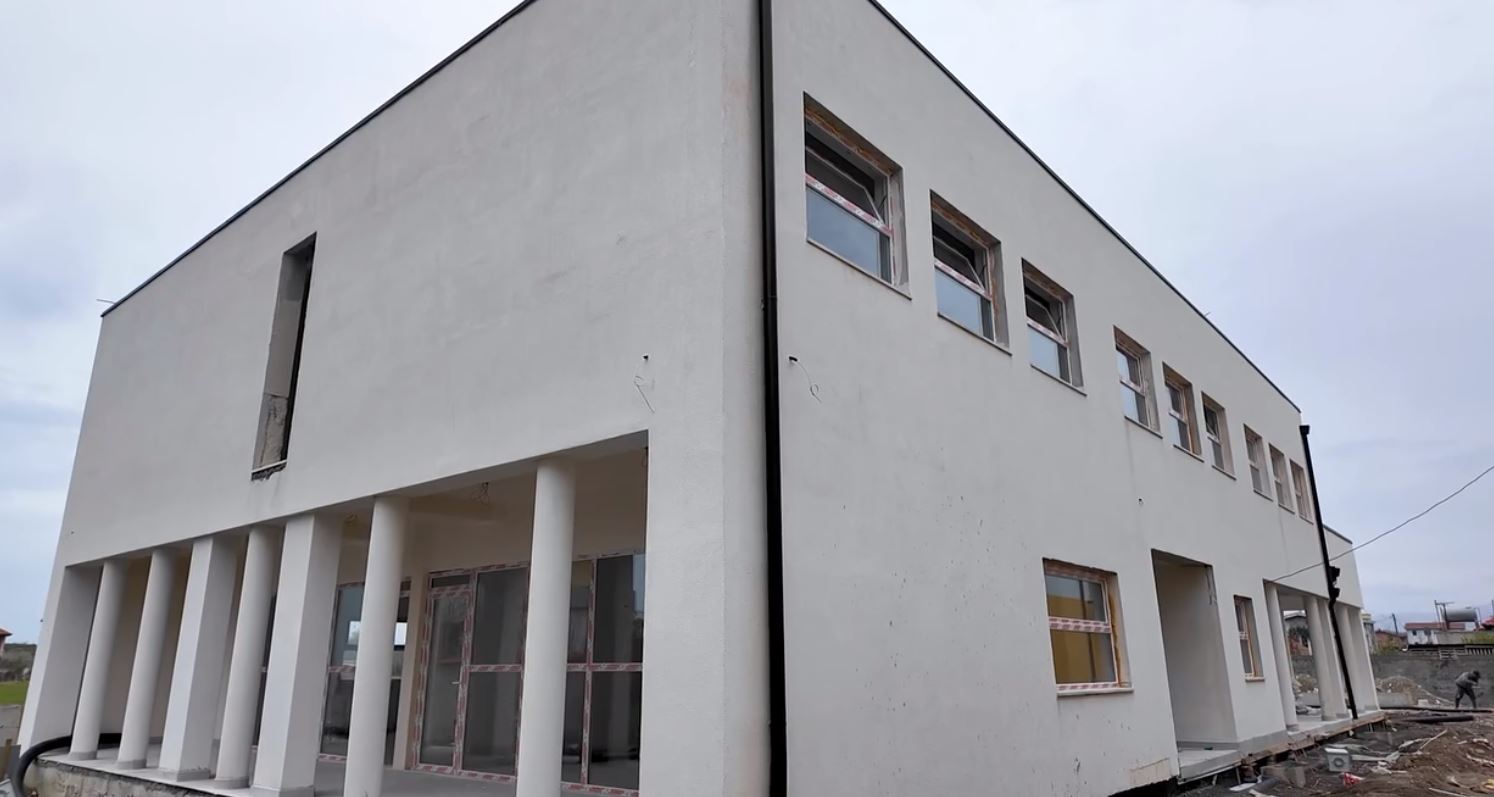 Rama ndan pamjet nga godina e re e shkollës “Jusuf Hoti” në Katundin e Ri: Ambiente me standarte bashkëkohore