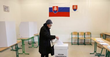 Sllovakia mban zgjedhjet presidenciale, Korcok dhe Pellegrini në garë “dhëmbë më dhëmbë”