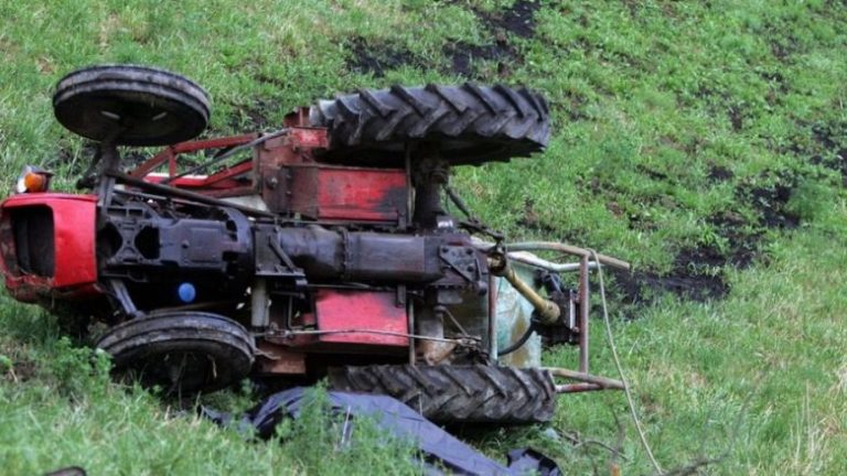 Iu përmbys zetori teksa punonte tokën, humb jetën i moshuari në Dropull