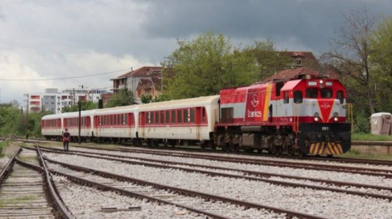 Treni përplas këmbësoren në Prishtinë, e plagosura niset me urgjencë në spital