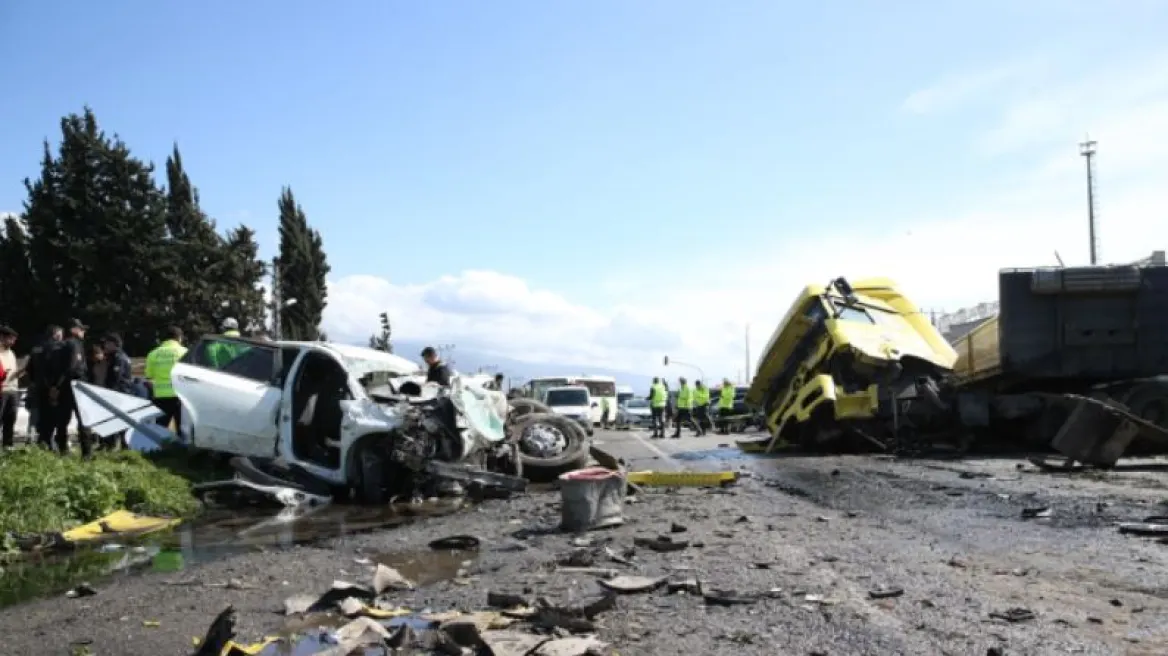 VIDEO/ 6 anëtarë të një familjeje vdiqën, momenti tragjik kur kamioni bën copash makinën në Turqi