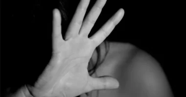 I hodhi vaj të nxehtë në kokë gruas, dënohet me 13 vite burg burri në Francë