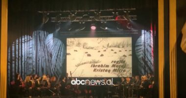 Vlorë, nderohen regjisorët/ Kolegët kujtojnë Ibrahim Muçajn dhe Kristaq Mitron