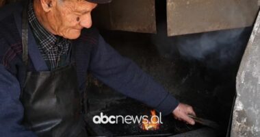 Kovaçi 83-vjeçar/ Korçë, punon ende në punishten e tij: E kam mësuar nga babai, fëmijët e mi nuk e ushtrojnë