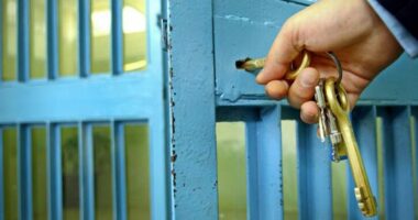 Rebelohen të dënuarit në në një burg në Ekuador, djegin dyshekët për shkak të trajtimit të keq