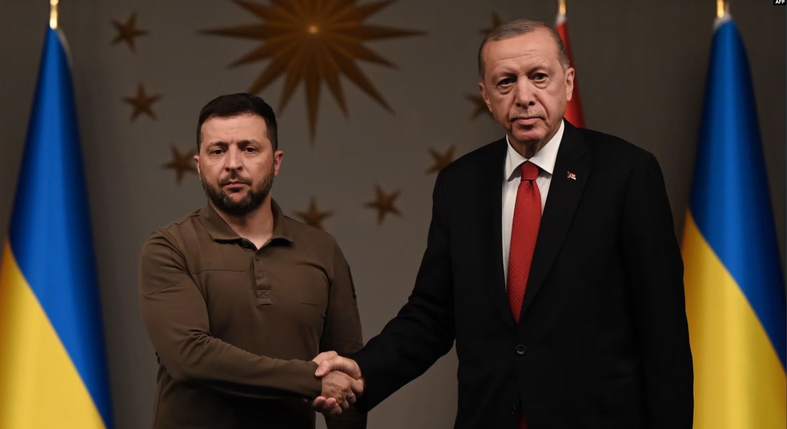 Zelensky viziton Turqinë, diskutime për sigurinë ushqimore dhe bashkëpunimin në mbrojtje