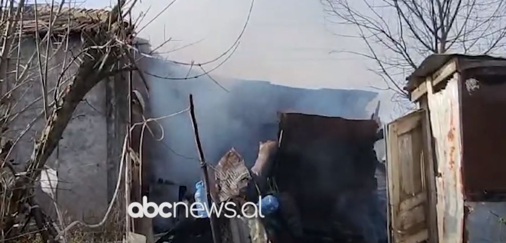 VIDEO/ Përfshihet nga flakët një banesë në Fier, shkrumbohen të gjitha orenditë