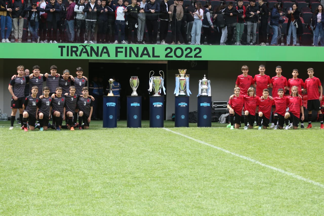 “Qyetarët” stërvisin “Kuqezinjtë” e së ardhmes, teknikët e akademisë së Manchester City zbresin në “Air Albania”