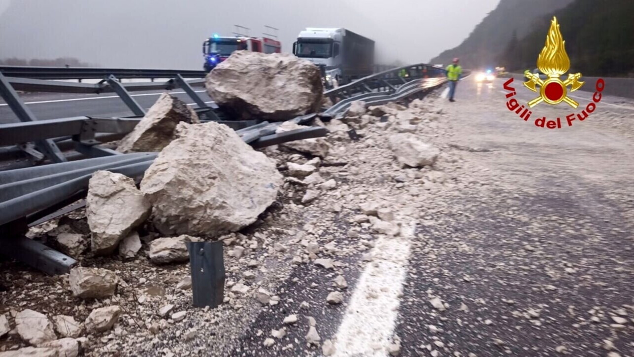 Moti i keq godet Italinë/ Masivi shkëmbor ‘shkatërron’ autostradën, bllokohet qarkullimi