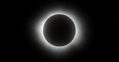 Eklipsi ‘errëson’ Amerikën, dhuron spektakël në Meksikë