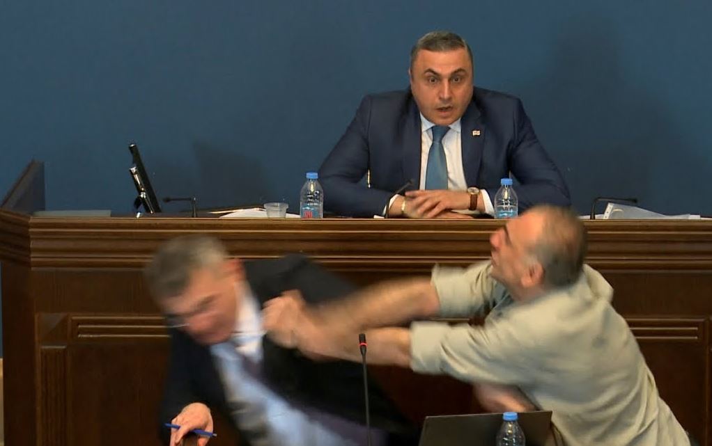 VIDEO/ Përleshje në parlamentin e Gjeorgjisë, dhunë dhe grushte mes deputetëve