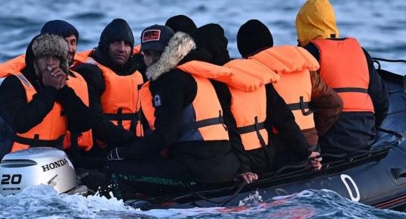 Vdekja e pesë emigrantëve në Kanalin Anglez, arrestohen 3 persona