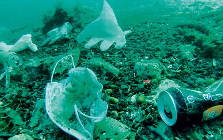 11 milionë tonë mbetje plastike gjenden në fund të oqeaneve