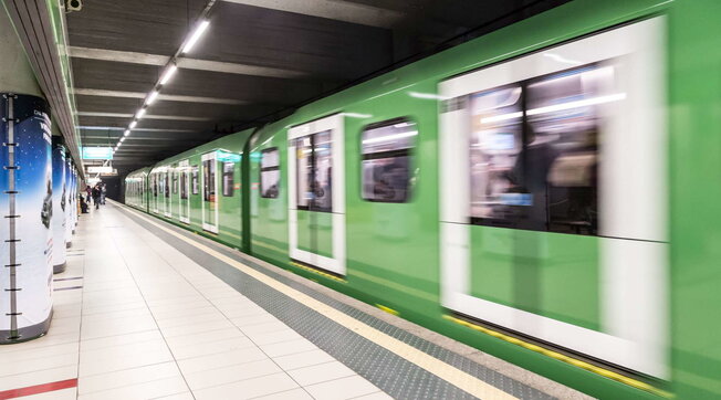 Shtyu me forcë të renë në shinat e metrosë, pranga agresorit në Itali