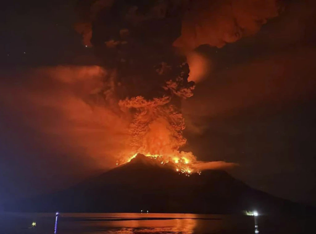 VIDEO/ Indonezi, shpërthen sërish vullkani Ruang, autoritetet ngrenë alarmin