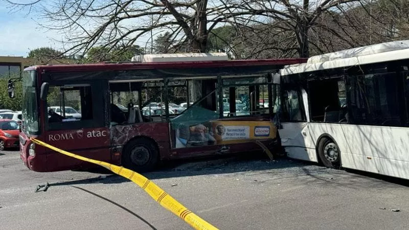 Përplasen dy autobusë në Romë, disa të plagosur, mes tyre edhe një foshnje dy muajshe